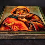 Подарочная икона деревянная "Богоматерь Владимирская" — фотография 2