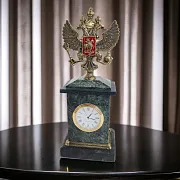 На память: Настольные часы «Презент» с российским гербом — фотография 1
