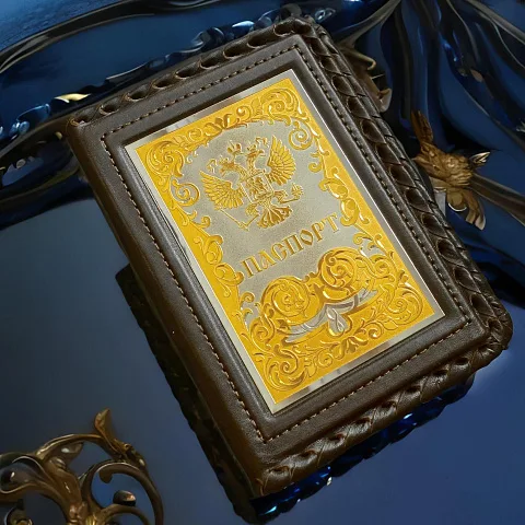 Кожаная обложка на паспорт №1 — необычный подарок