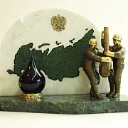 Подарочный бронзовый сувенир «Российская добыча нефти» на камне — фотография 2