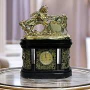 На память: Каминные часы «Кони на воле» из змеевика и долерита — фотография 1