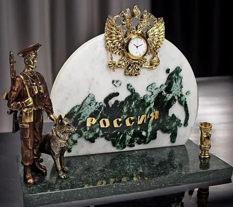 Ручная работа: Настольные часы «Пограничник с собакой»