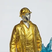На память: Бронзовая композиция «Сотрудник газовой промышленности» — фотография 3