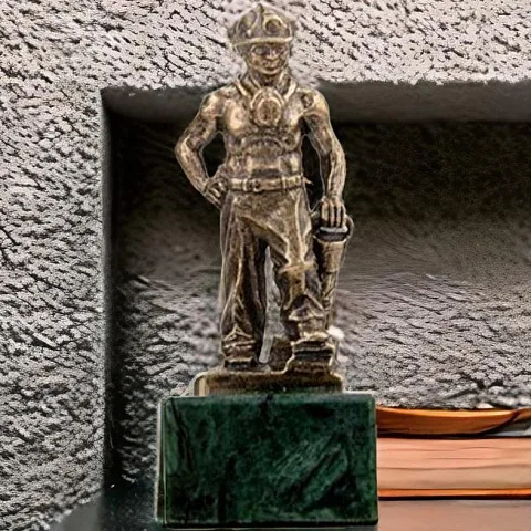 На память: Бронзовая статуэтка «Шахтёр с отбойным молотком» на подставке