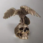 Бронзовая фигурка «Ворон на черепе» в подарок — фотография 1