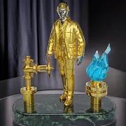 На память: Бронзовая композиция «Сотрудник газовой промышленности» — фотография 1