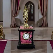 Каминные часы «Фемида» из родонита — оригинальный подарок — фотография 1