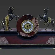 На память: Каминные часы «Кони» из яшмы и долерита — фотография 3