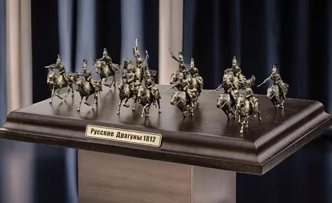 Диорама «Русские драгуны 1812 г.» из бронзы и ясеня, 1:72 — красивый подарок