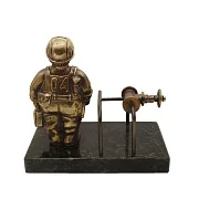 Подарочная бронзовая статуэтка «Газовик» — фотография 2