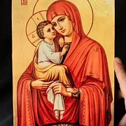 На память: Икона деревянная "Богоматерь Почаевская" — фотография 4