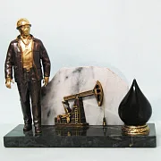 Бронзовый сувенир «Работник нефтяной промышленности» с качалкой — необычный подарок — фотография 2