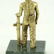 Подарочная бронзовая статуэтка «Шахтёр с клиновой стойкой» — фотография 4