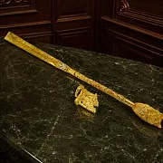 Декоративная обувная ложка "Волк". Позолоченная — необычный подарок — фотография 1
